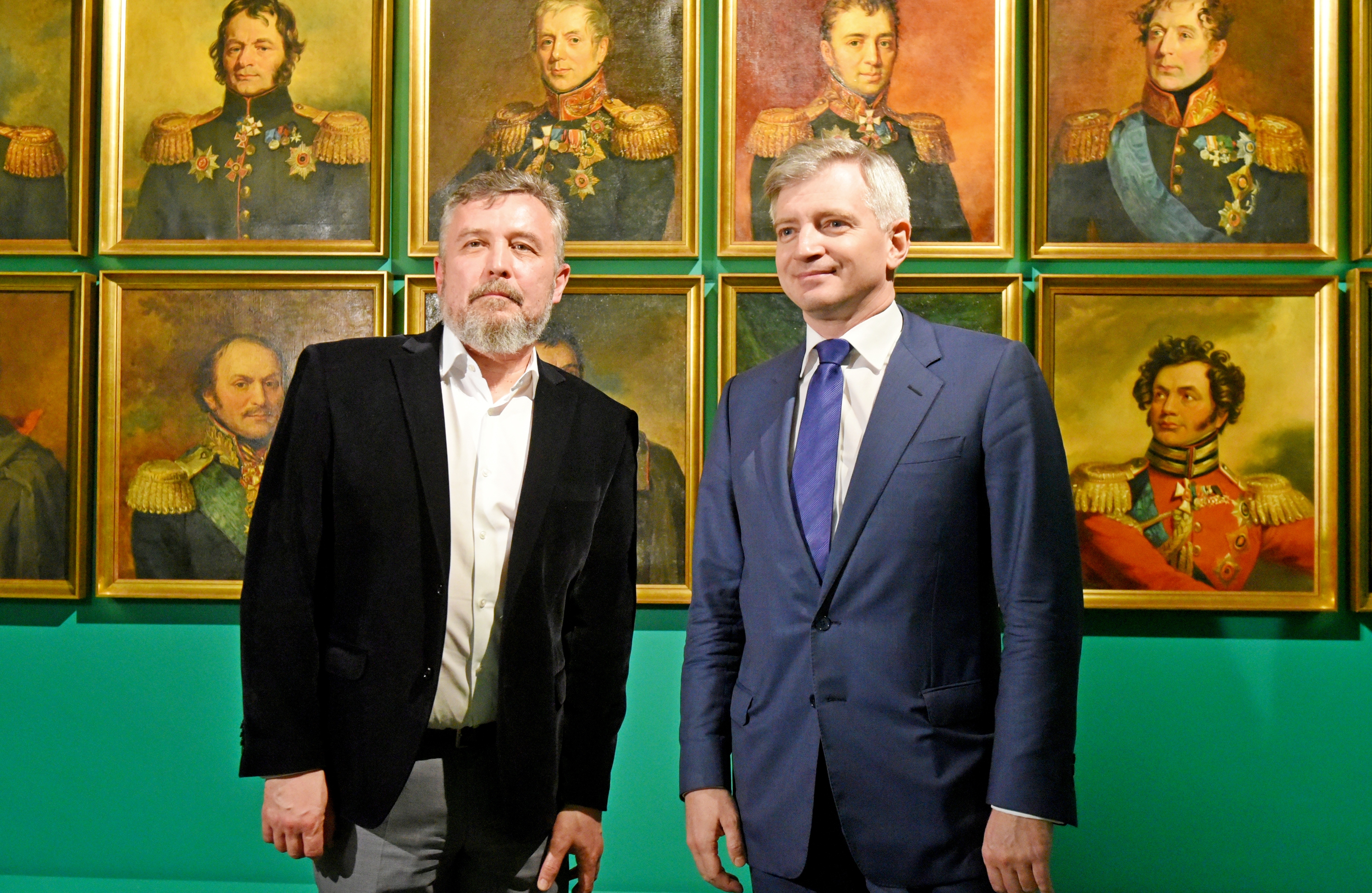 Директор музея-панорамы «Бородинская битва» Владимир Преснов (слева) и министр правительства Москвы, руководитель столичного Департамента культуры Александр Кибовский осматривают музей после капитального ремонта