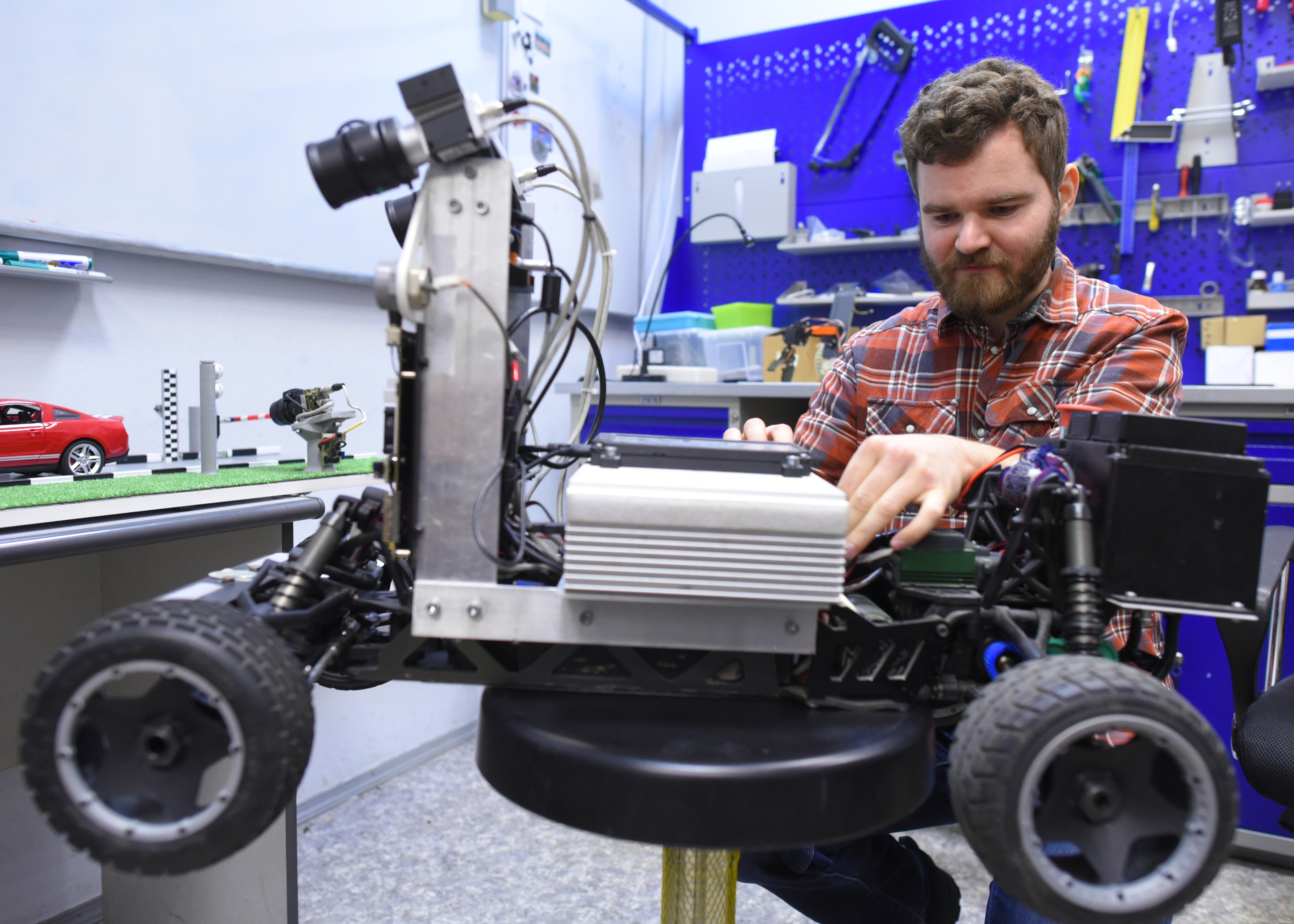 Инженер-программист из Института проблем передачи информации РАН Иван Коптелов собирает макет беспилотной машины