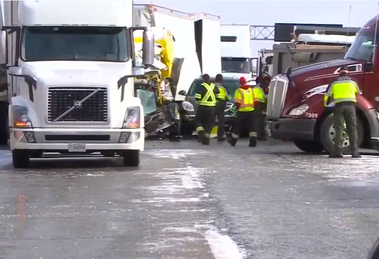Из-за плохого сцепления с чрезвычайно скользкой дорогой автомобили не успевают затормозить и врезаются друг в друга, пока не образуется огромный затор