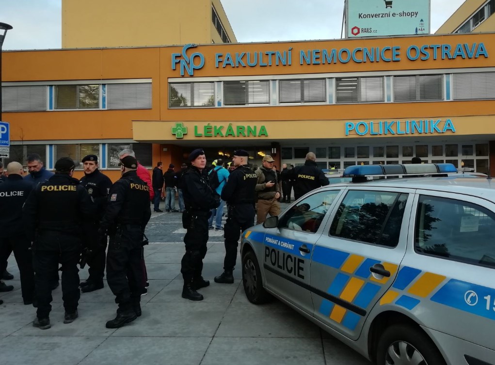 В настоящее время полицейские разыскивают стрелка