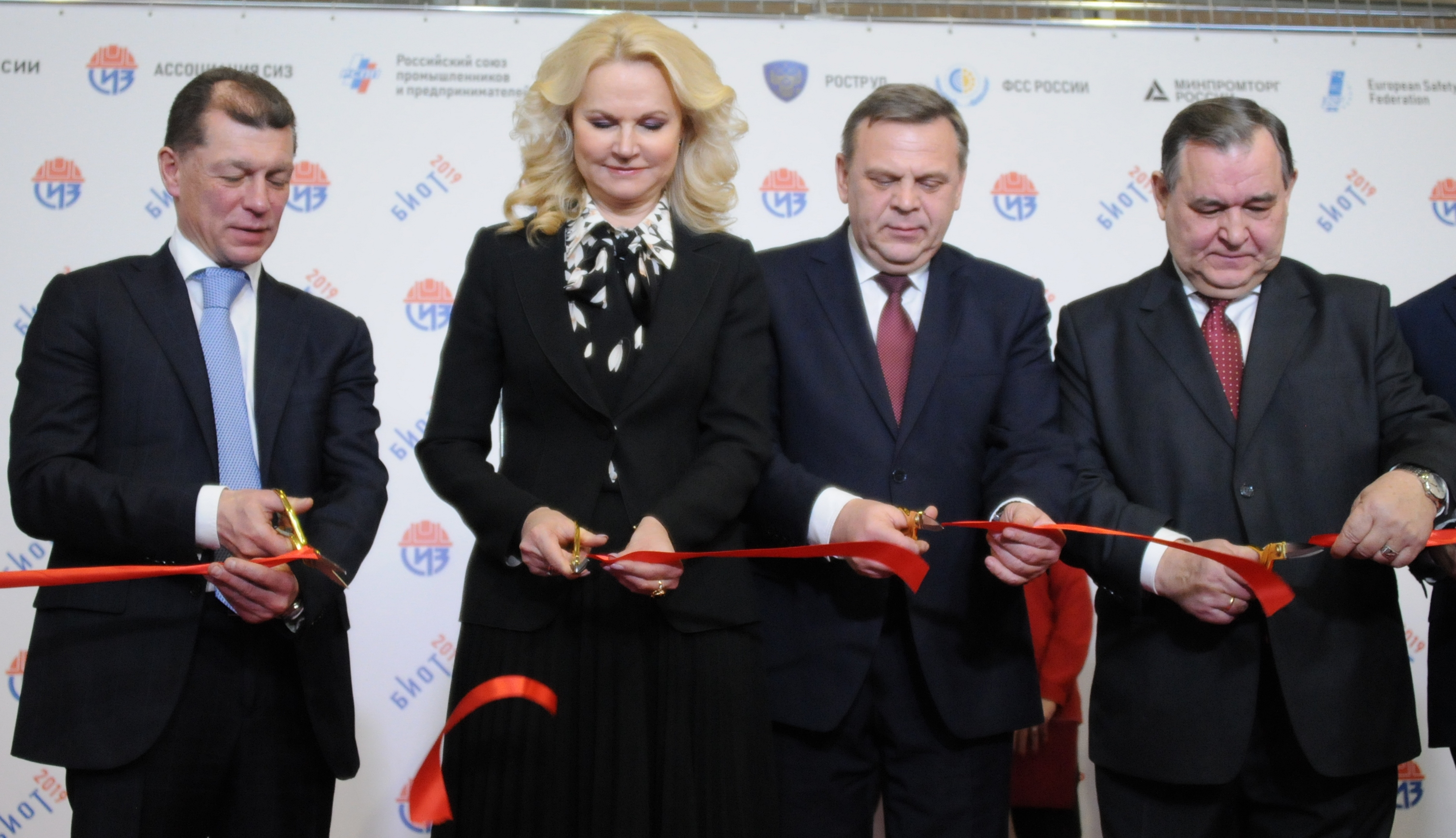 Слева направо: министр труда и социальной защиты РФ Максим Топилин, зампредседателя правительства РФ Татьяна Голикова, вице-президент Союза промышленников и предпринимателей России Федор Прокопов и главный технический инспектор труда ФНПР Виталий Трумель на открытии выставки