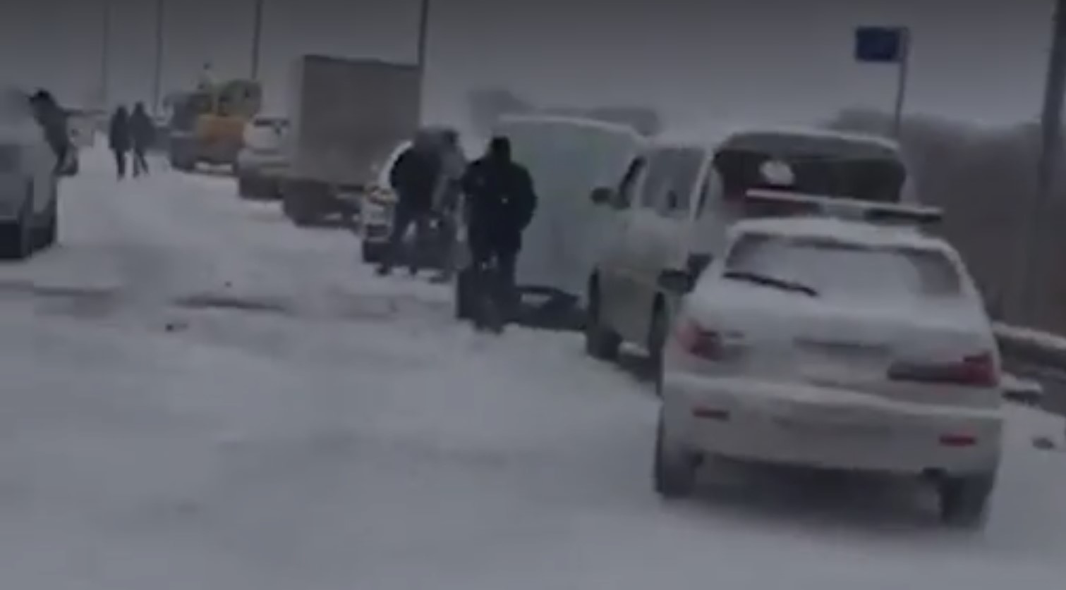 В результате столкновения четыре человека получили травмы