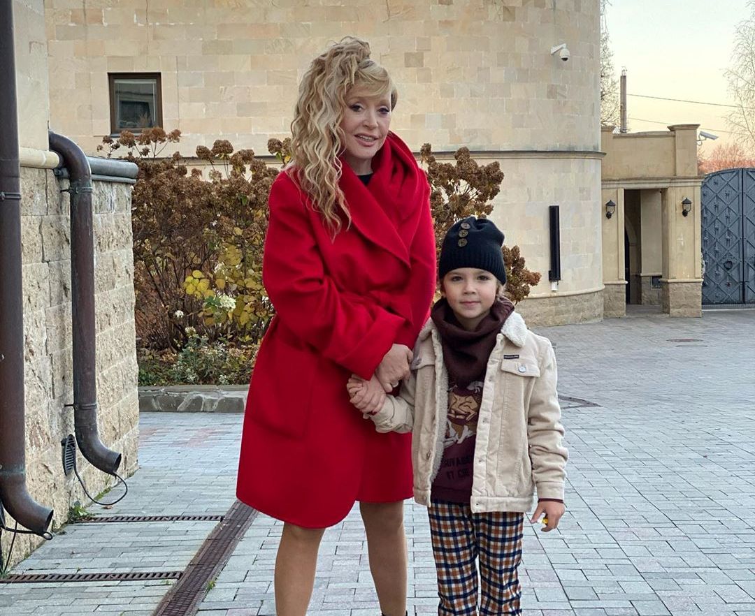 «Как мило»: Гарри Галкин растрогал Пугачеву, подарив ей букет цветов