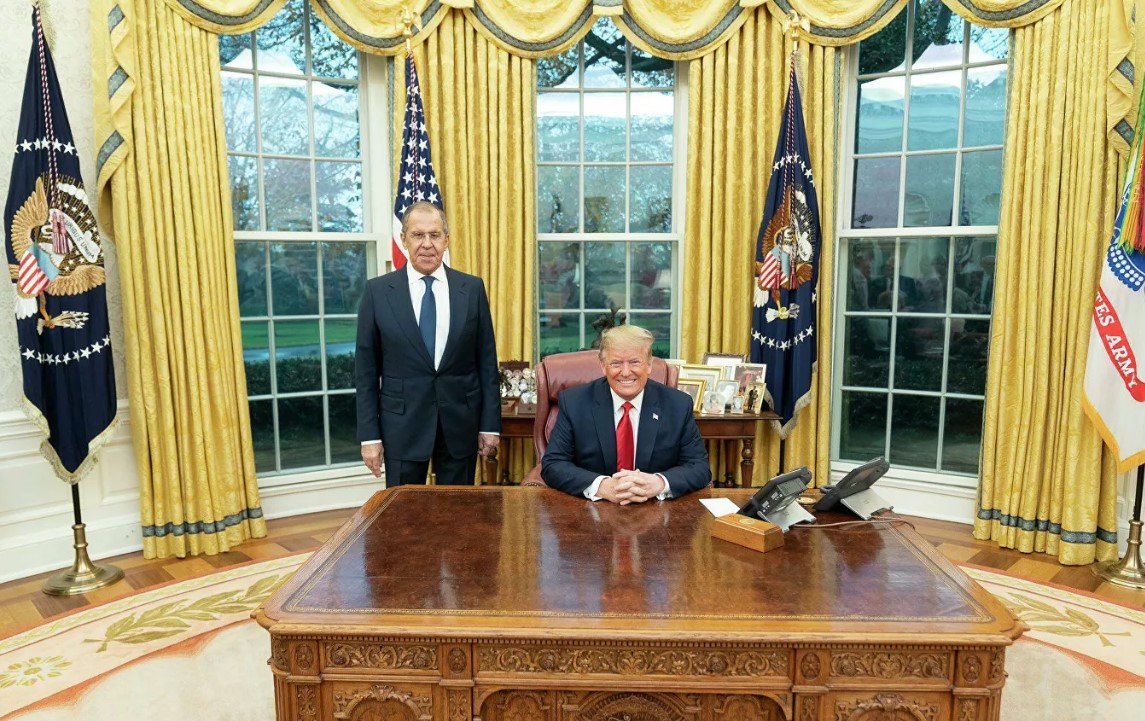 Глава МИД РФ Сергей Лавров и президент США Дональд Трамп в Белом доме