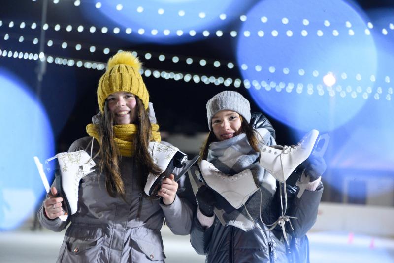 Москвички Екатерина Машиницина и Валерия Матвеева на открытии катка