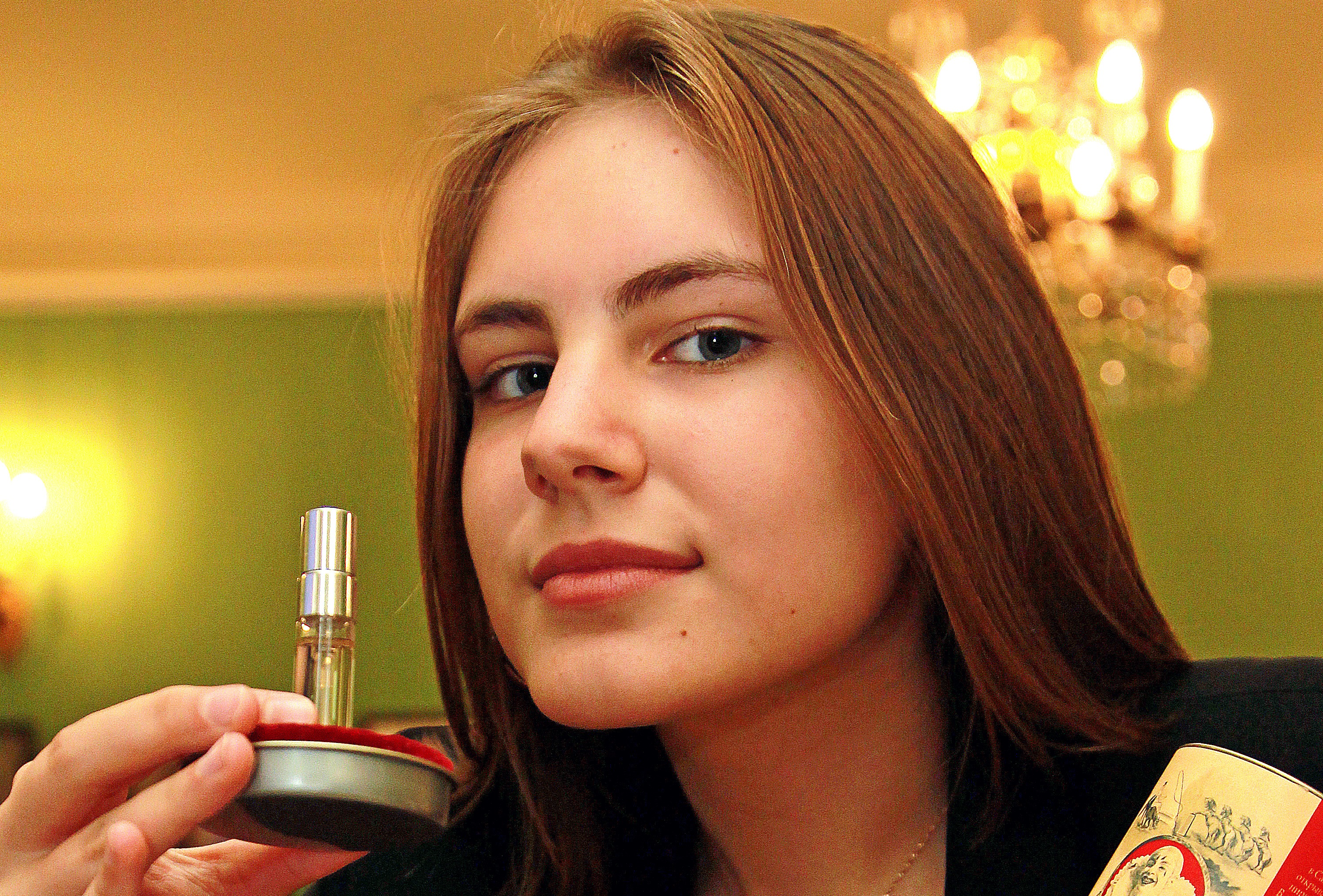 Аглая Климкина слушает ароматы парфюма. Это один из самых популярных подарков на Новый год