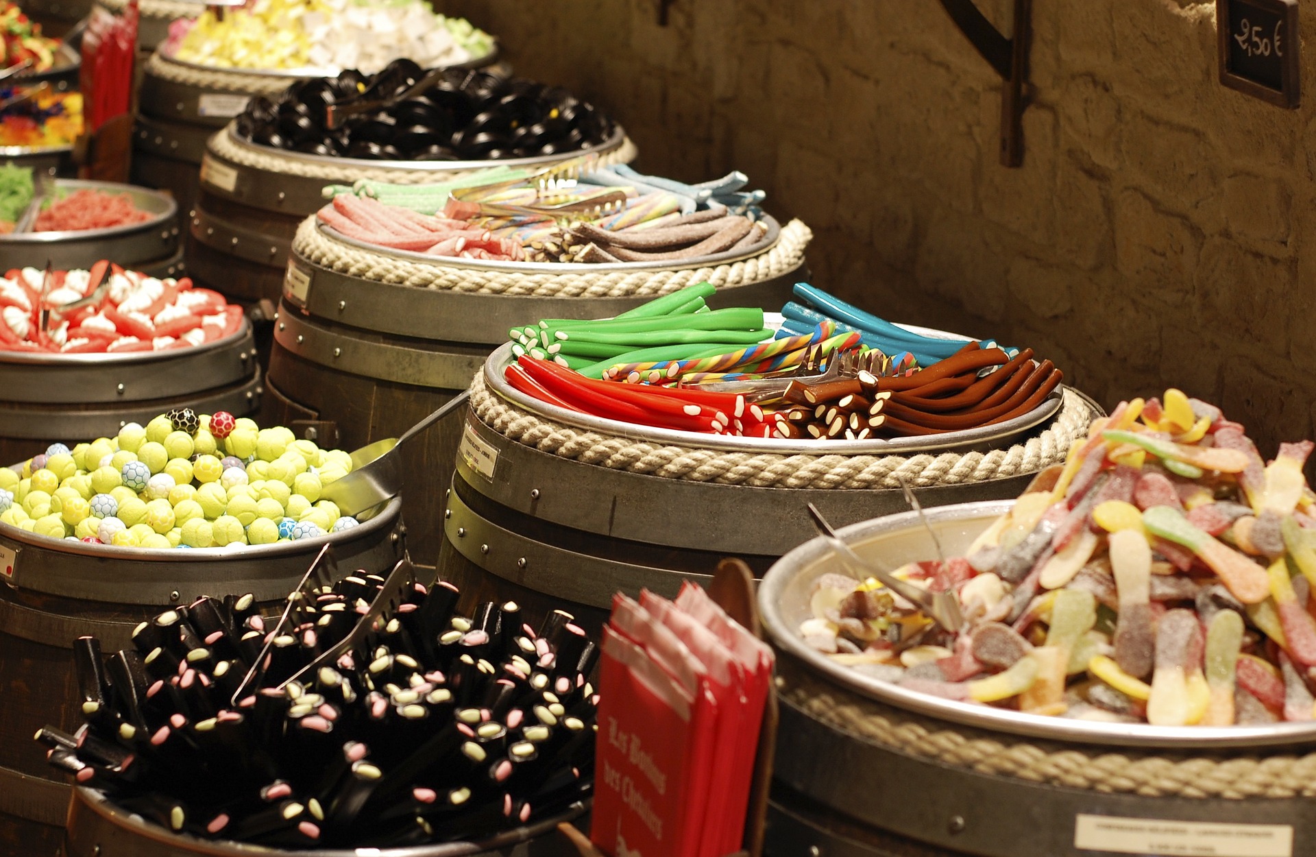 Вооруженные мужчины похитили четыре коробки конфет из магазина в Москве