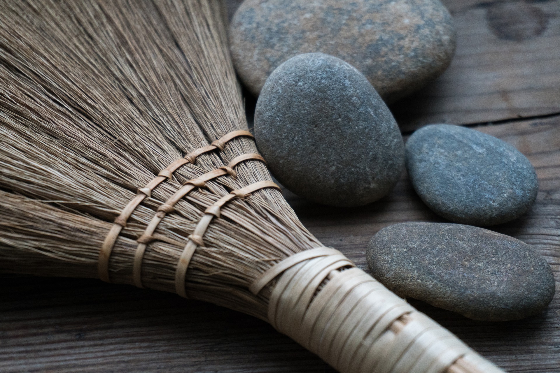 Нельзя было подметать одно помещение разными вениками или метлами, иначе в доме будут ссоры и безденежье