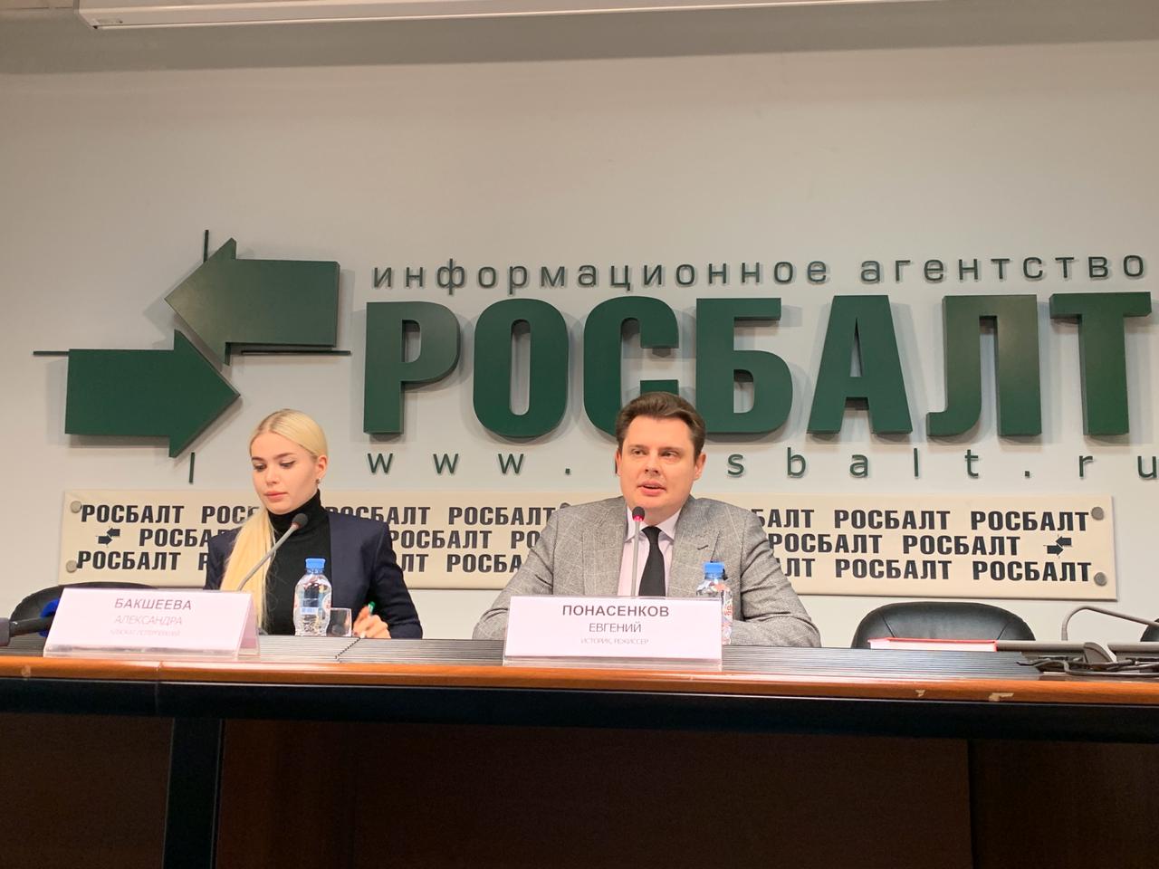 Александра Бакшеева (слева) и Евгений Понасенков (справа) выступили на пресс-конференции в качестве обвинителей доцента Соколова 