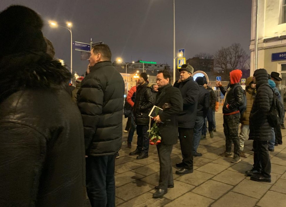 По последним данным, первых желающих проститься уже начали пускать в храм