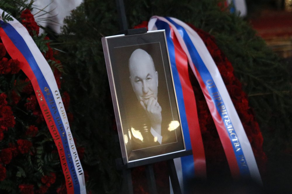 Церемония прощания с Юрием Лужковым завершилась в храме Христа Спасителя