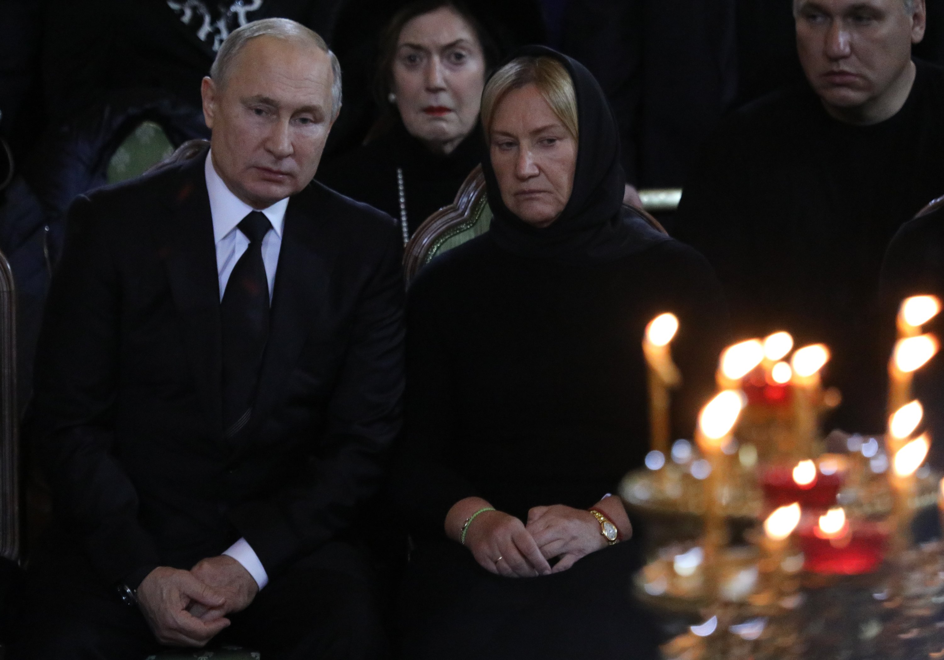 Президент РФ Владимир Путин беседует с женой ушедшего из жизни бывшего мэра Москвы Еленой Батуриной