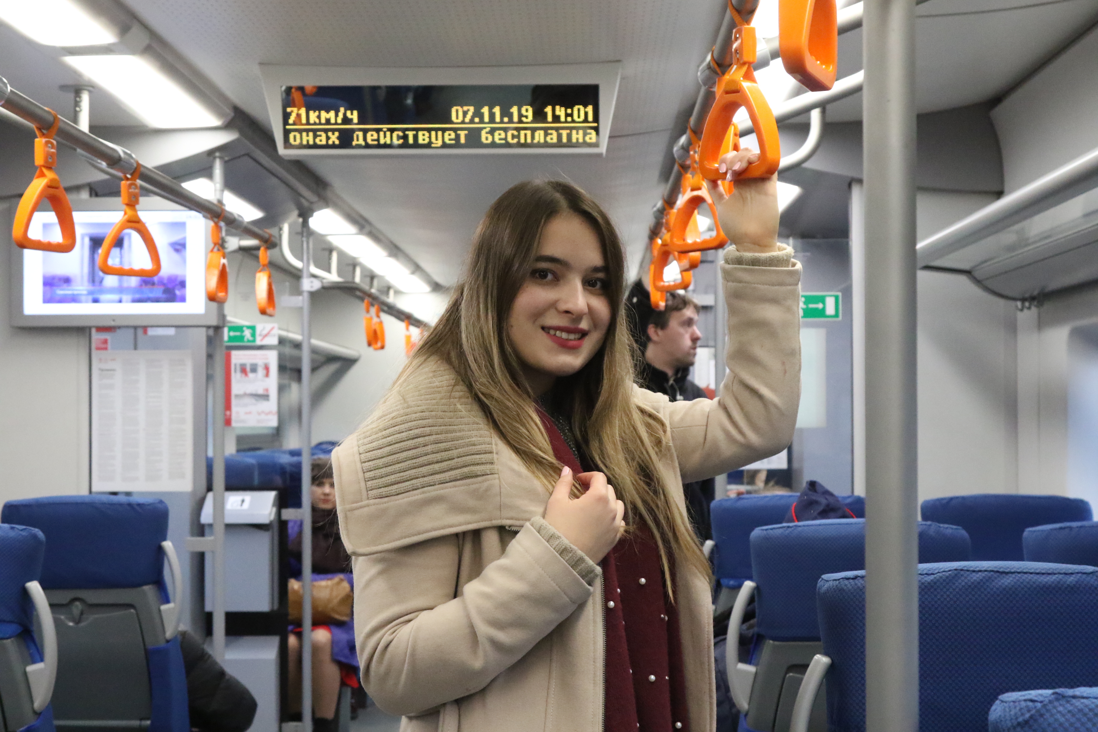 Студентка МГУ Тамара Масалимова добирается домой по Московскому центральному кольцу после учебы