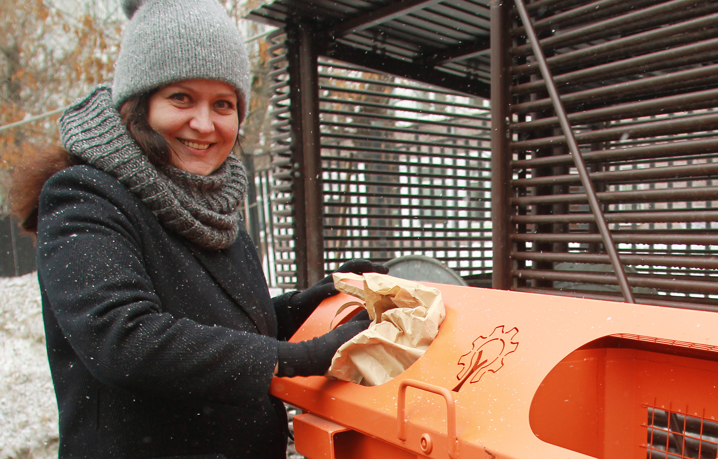 Елена Вишнякова выбрасывает пластик в контейнер для раздельного мусора