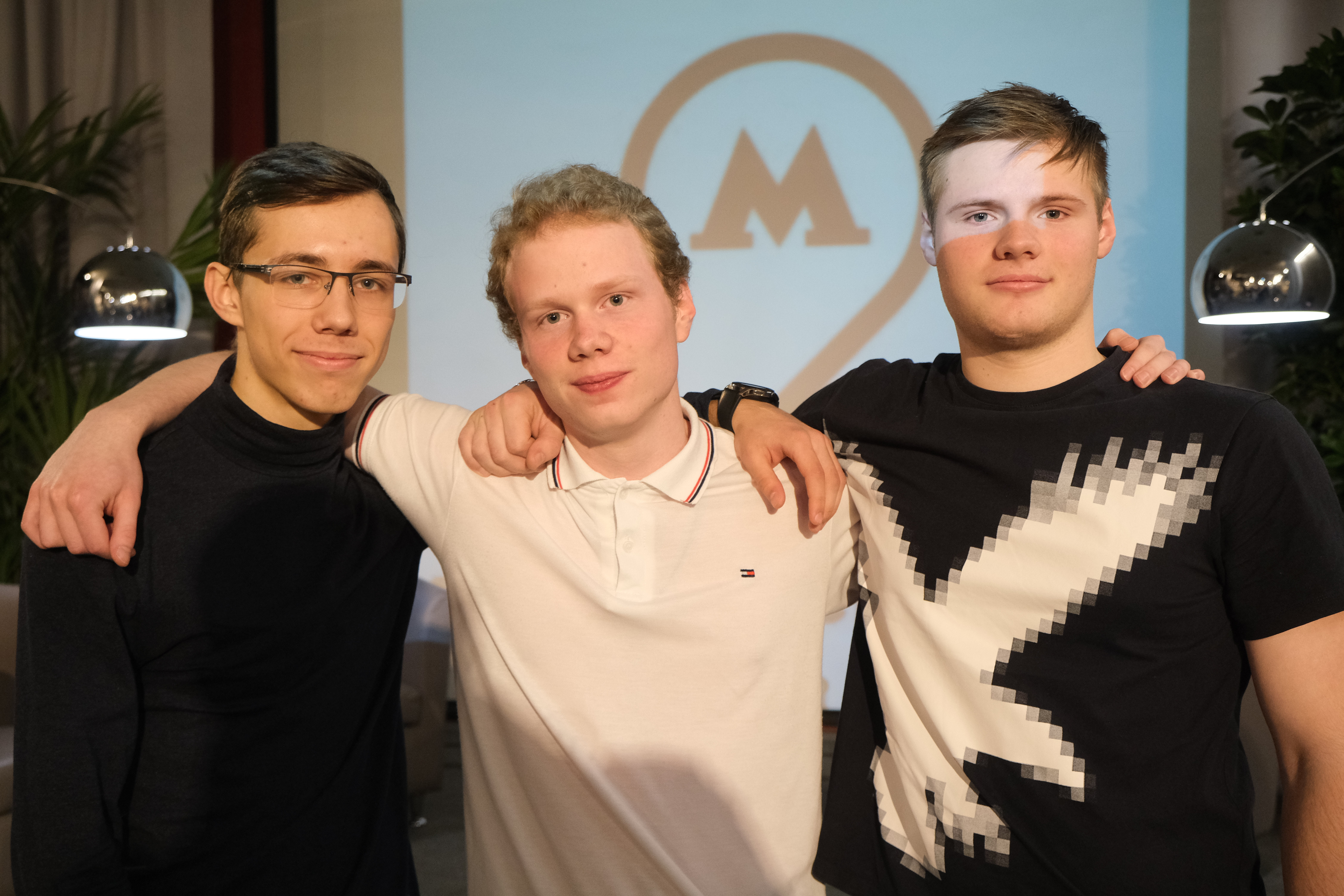 Участники Студенческого отряда Александр Стретий, Артем Фоменко и Дмитрий Гусев (слева направо) во время получения сертификатов