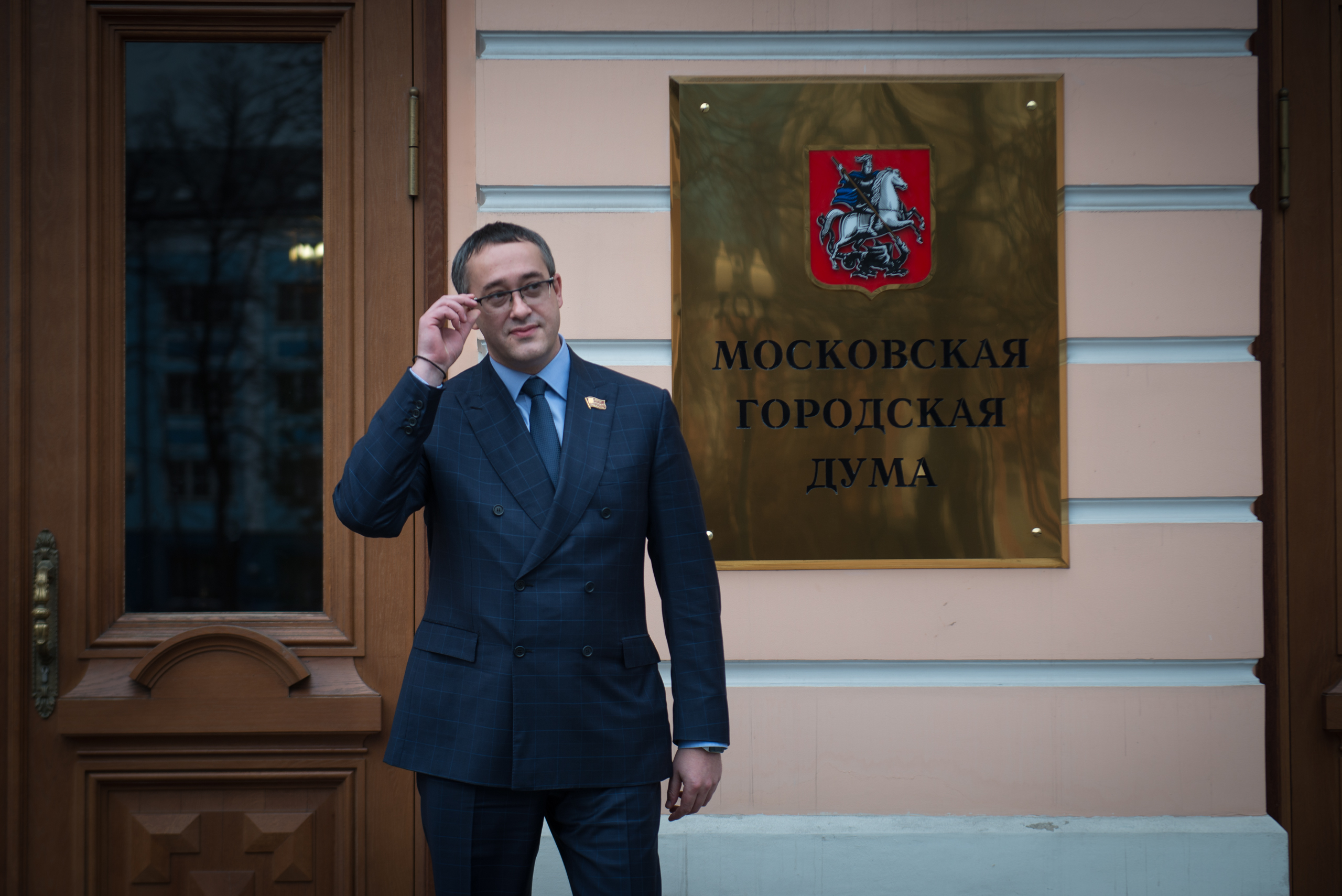 Председатель Московской городской думы Алексей Шапошников у входа в историческое здание Московского парламента