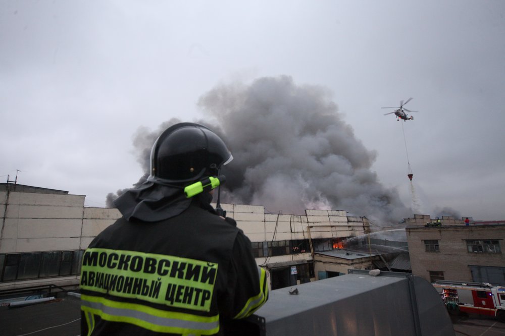 Как авиация тушила склад на юге Москвы