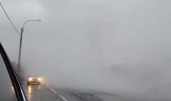 Машины с расплавленными колесами вытащили из ямы с кипятком в Санкт-Петербурге