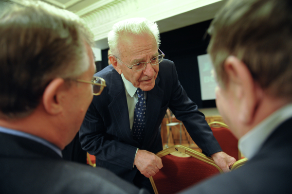 Михаил Ненашев (в центре) — известный журналист, в разные годы возглавлявший газету «Советская Россия», Гостелерадио СССР, Государственный комитет СССР по делам издательств, полиграфии и книжной торговли