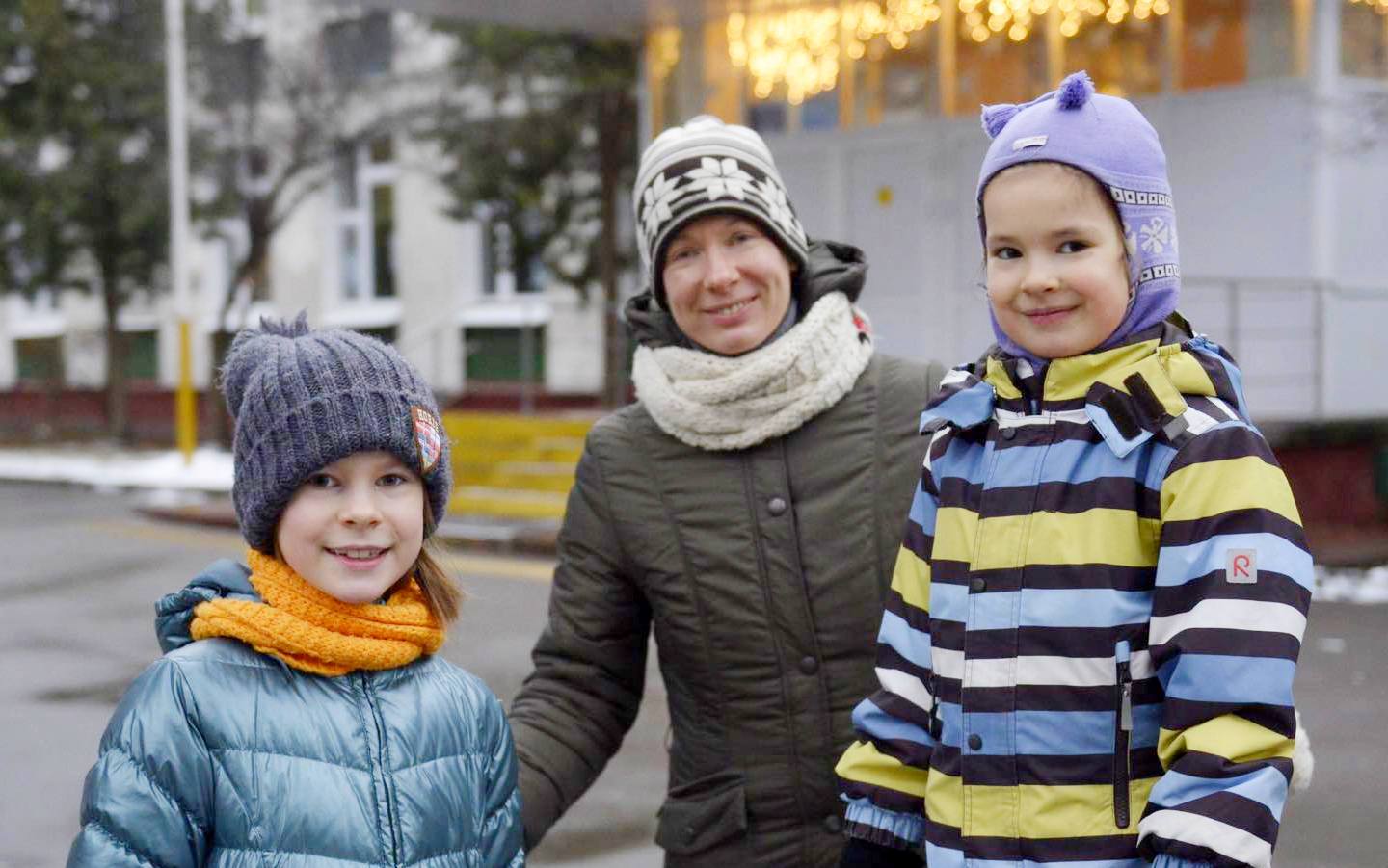 Екатерина Орлова (в центре) с детьми — восьмилетней Софьей (слева) и шестилетней Марией. Младшая дочь москвички будет зачислена в первый класс автоматически
