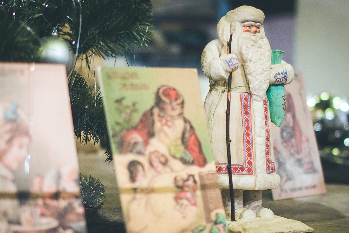 Москвичей пригласили на выставку раритетных новогодних открыток и игрушек