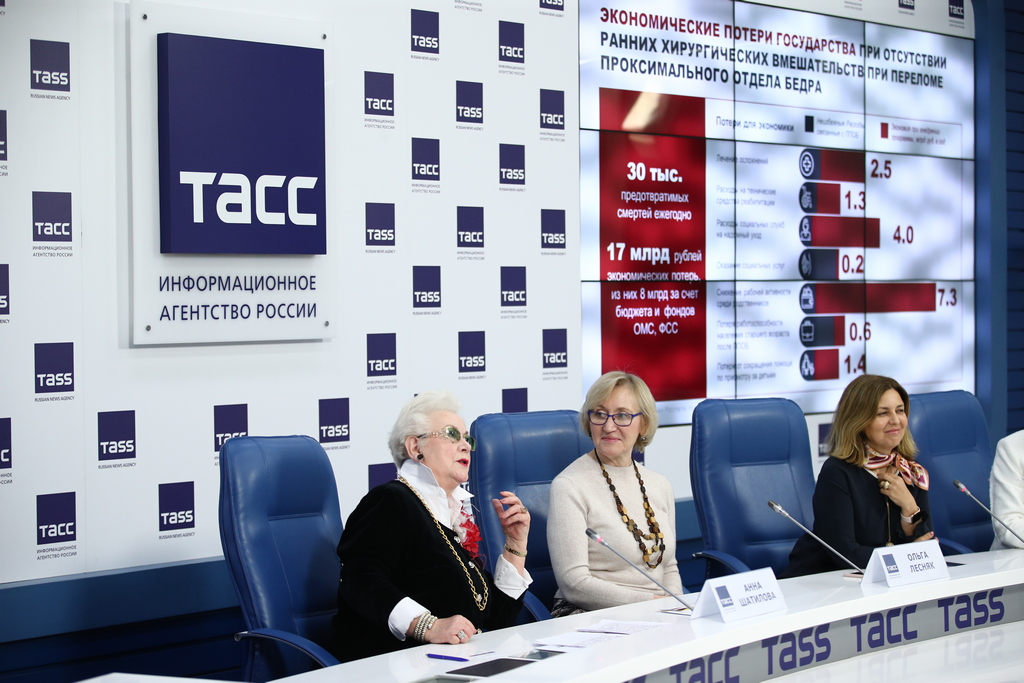 Слева направо: советский и российский Диктор Центрального телевидения Гостелерадио СССР, теле- и радиоведущая, актриса, Заслуженная артистка РСФСР, Народная артистка РСФСР Анна Шатилова, президент Российской ассоциации по остеопорозу, доктор медицинских наук, профессор Ольга Михайловна Лесняк и главный гериатр Министерства здравоохранения РФ, доктор медицинских наук, профессор Ольга Николаевна Ткачева.