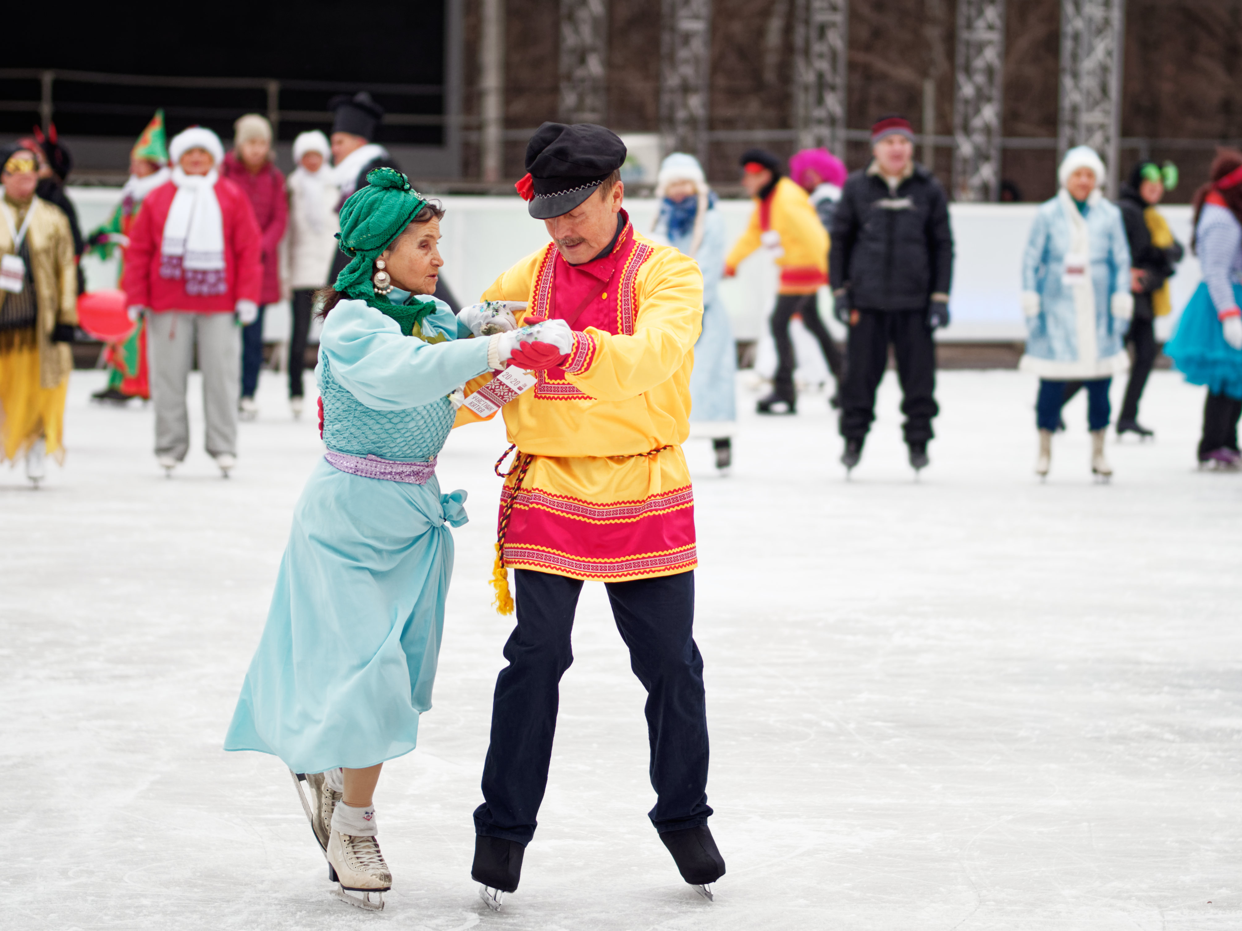 Участники проекта «Московское долголетие» Виталий Новиков и Татьяна Степаненко на новогоднем фестивале в парке «Сокольники»