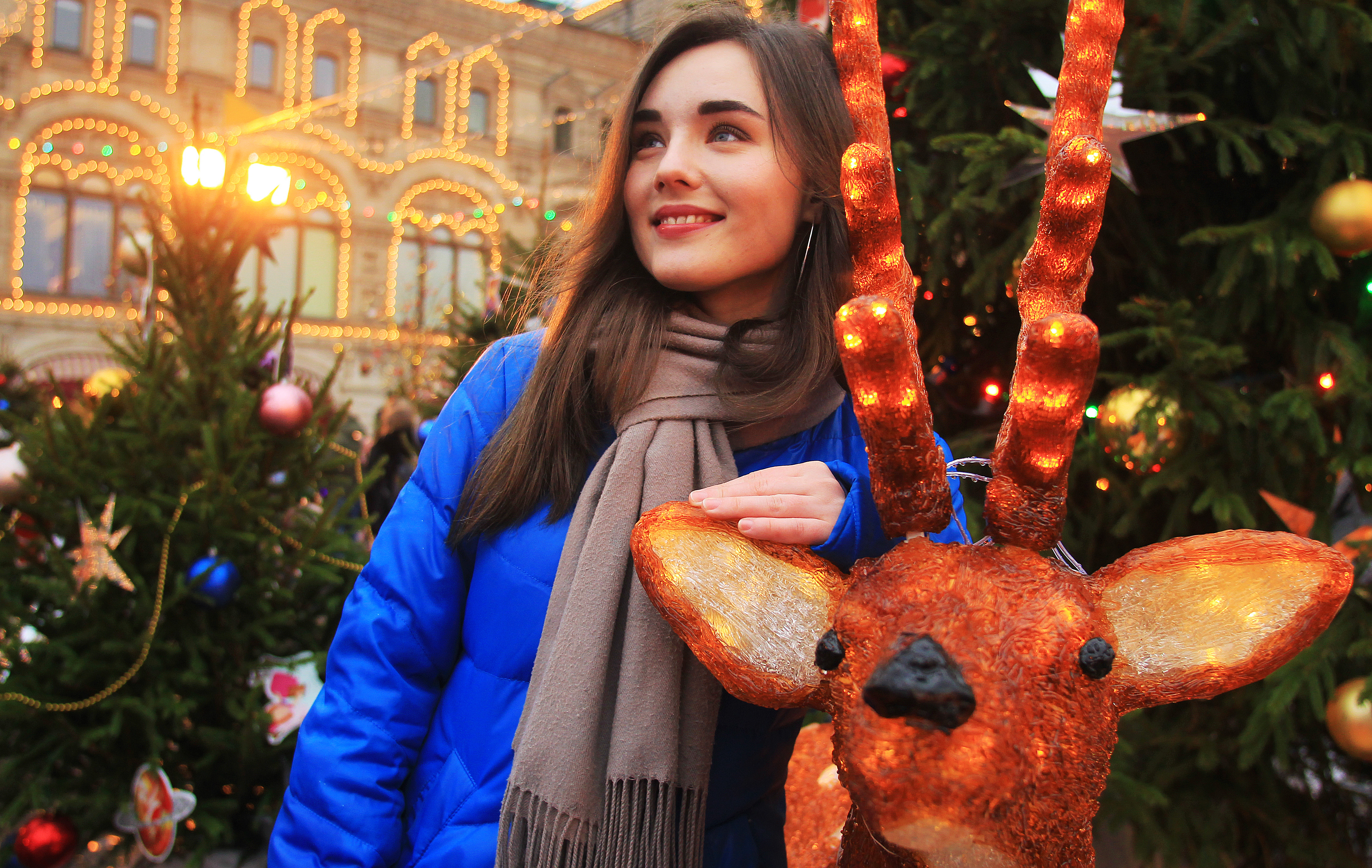 Карина Штейман пришла к ГУМу, чтобы посмотреть, как в этом году украсили площадь