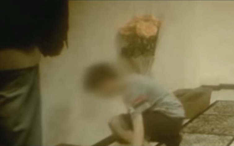 Родной отец стоявшего на гречке мальчика получил срок за убийство