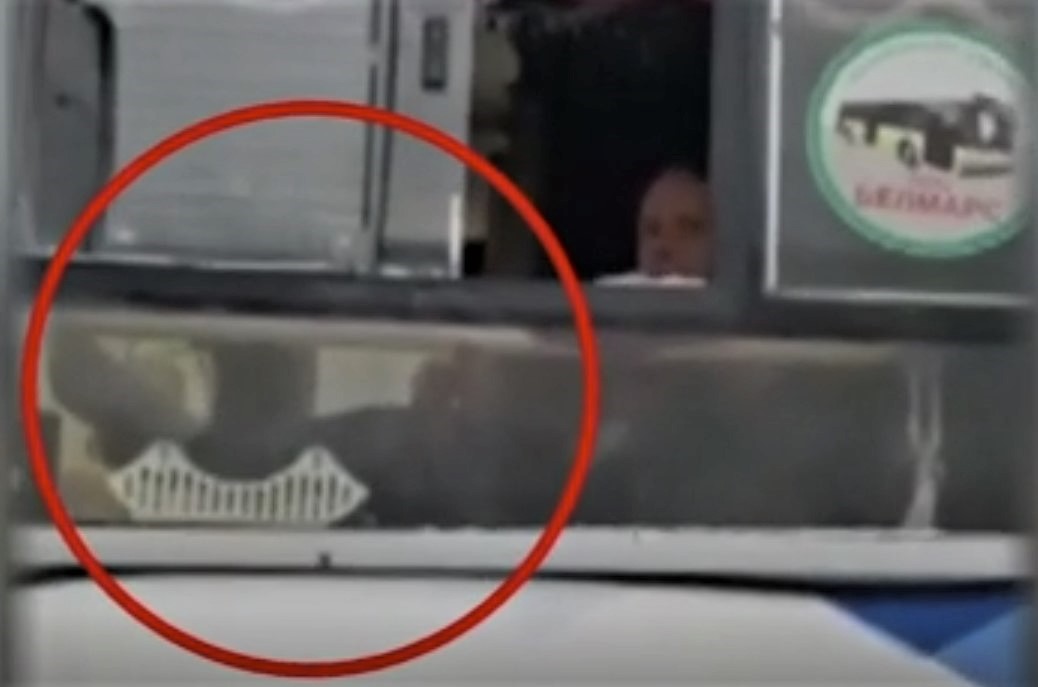 Полиция накажет водителя, решившего управлять ногами автобусом с пассажирами