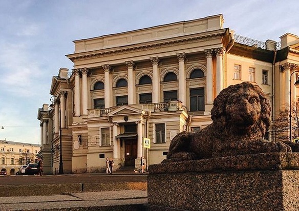 Профессор СПбГУ объяснила инцидент с плюнувшей в комиссию по этике выпускницей