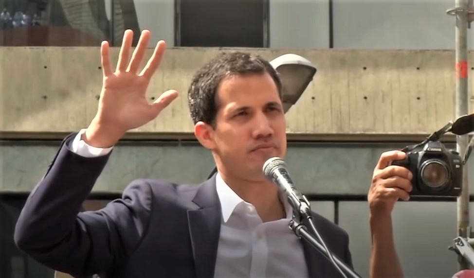 В Twitter Национальной ассамблеи появилось заявление о том, что Гуайдо останется спикером еще на один срок