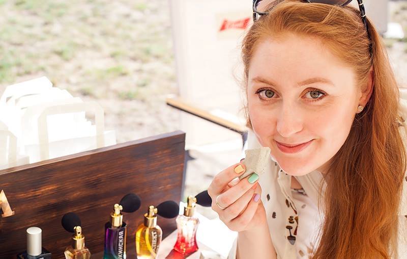 Для станции «Фили» открытой линии метро Александра Глюк соединила озон, водные аккорды, лист черной смородины