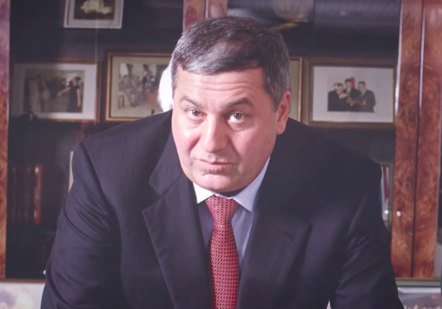 Оперативники также ведут обыски в московских офисах десяти компаний, связанных с миллиардером