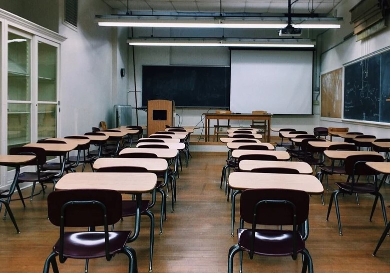 Мама школьника помирилась с учительницей, которая «отрезала» ее сыну челку