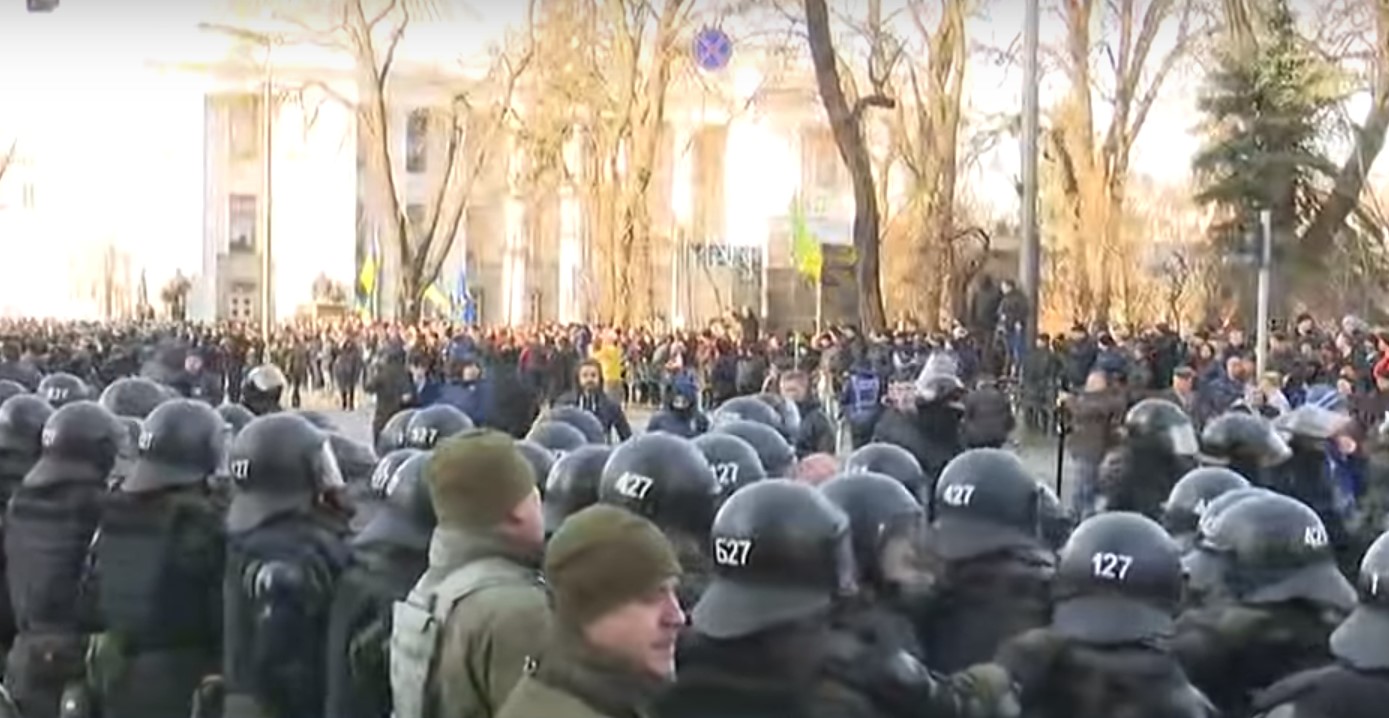Более 20 правоохранителей пострадали при столкновениях у Верховной рады