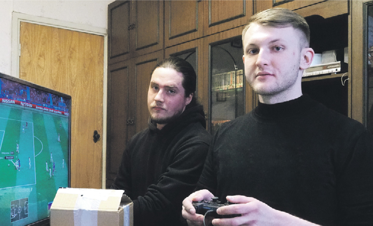 Курьер-геймер Антон Марков (справа) за работой — игрой с клиентом Иваном Гореловым (слева)