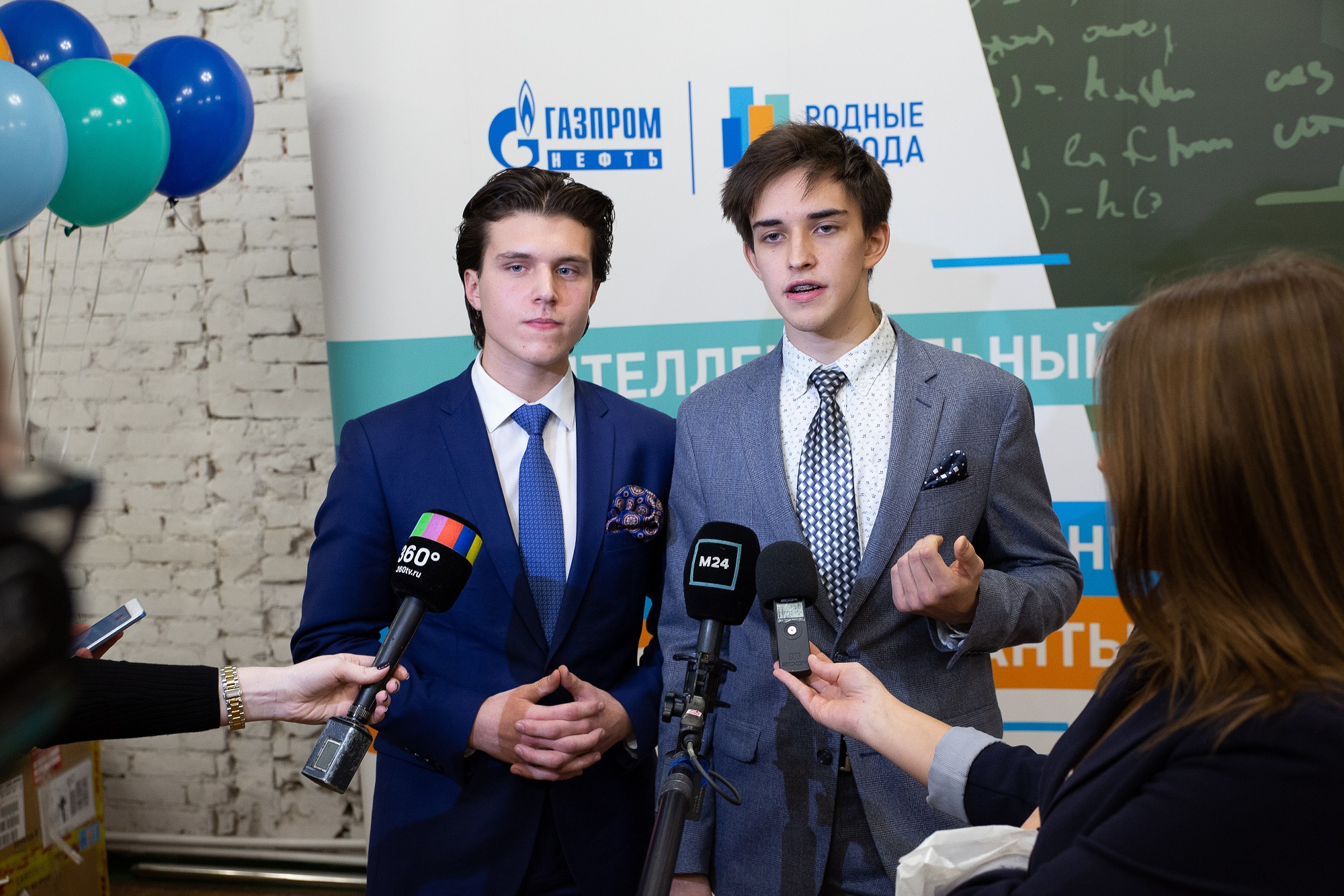 Победители IV этапа интеллектуального турнира, ученики 11-го класса школы № 1518 Владимир Яфаров и Даниил Андреев считают, что только универсальным специалистам обеспечен успех в карьере