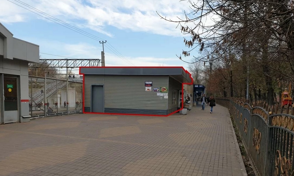 Затруднявший движение пассажиров самострой снесли на платформе Новая