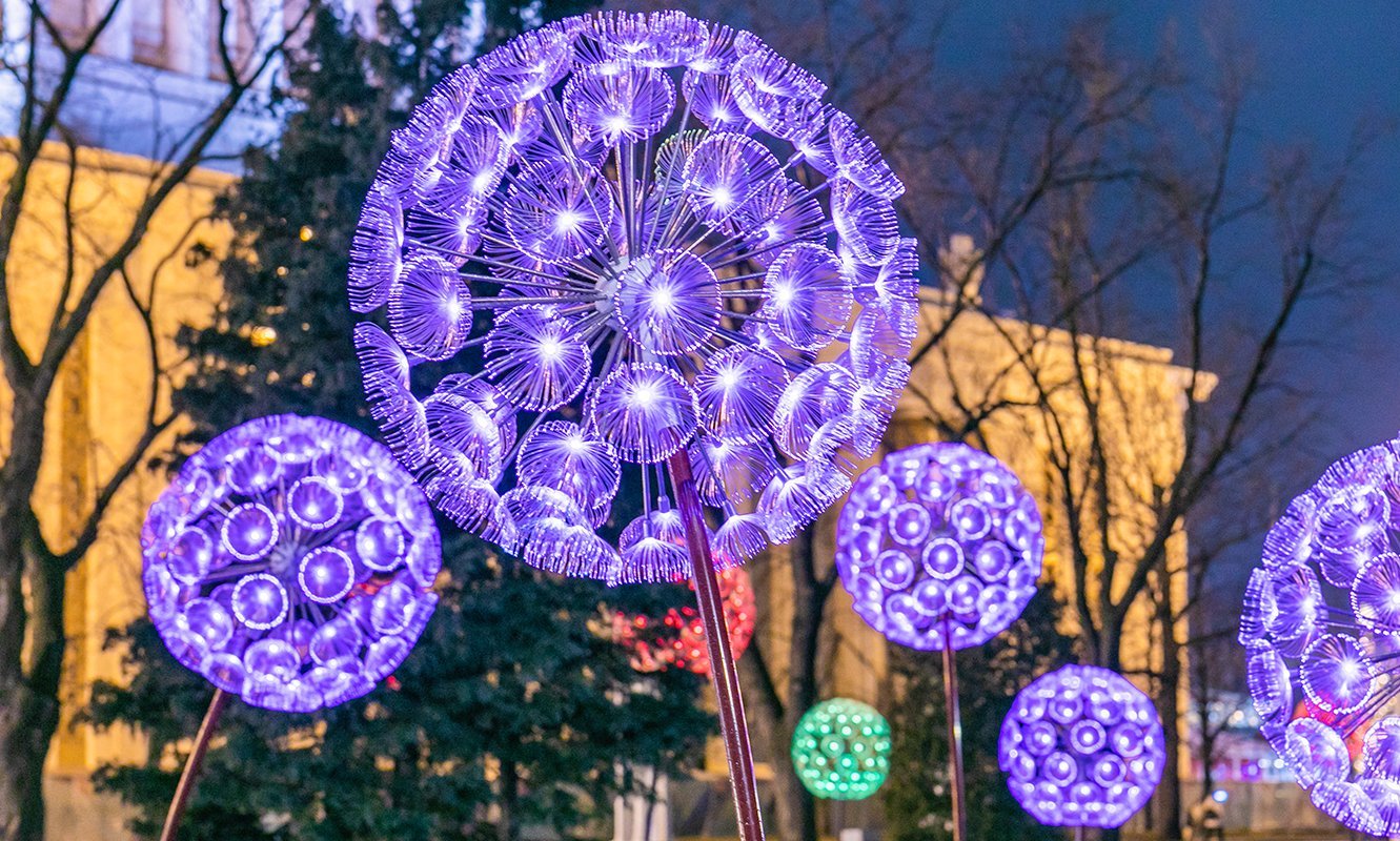 Елку в стиле 1950-х и светильники-одуванчики установили в Москве к празднику