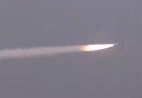 На кадрах ролика видно, как истребитель Су-30МКИ выпускает ракету класса «воздух — земля»