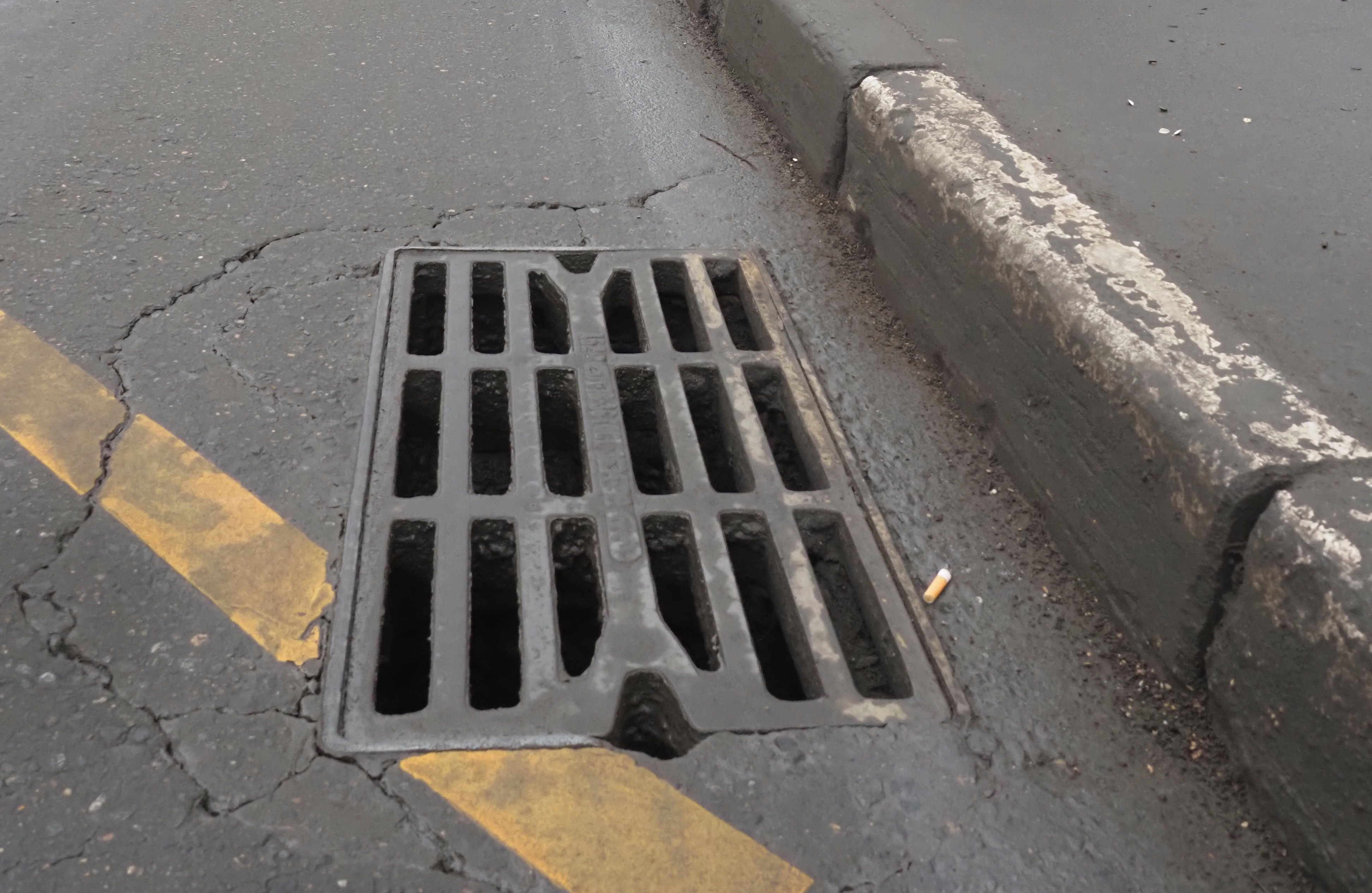 Местная жительница Елена Башмашникова указывает на плохое состояние проезжей части возле остановки «Поликлиника»