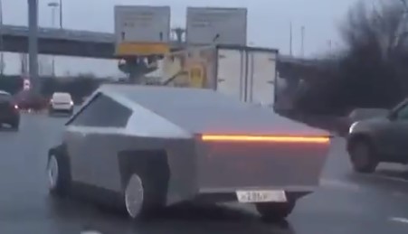 «Гроб на колесиках»: Аналог новейшего пикапа Маска попал на видео в Москве