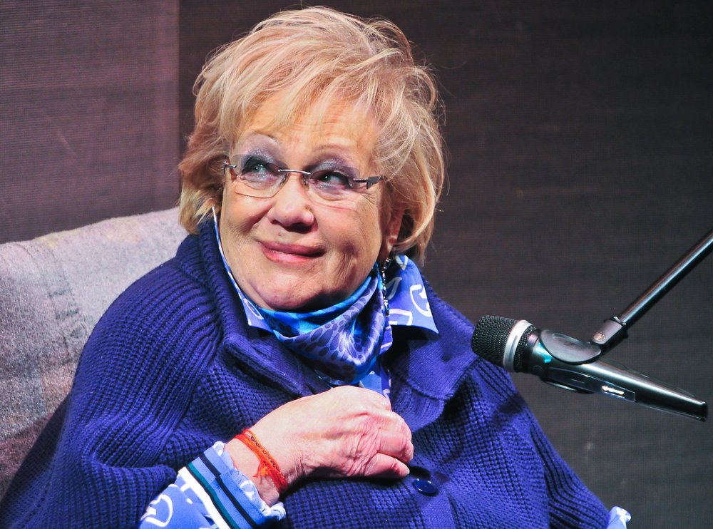 «Уродливое изваяние»: памятник на могиле Галины Волчек накрыли брезентом