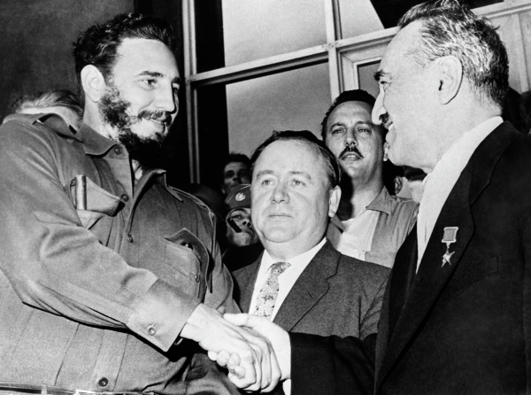 Первый заместитель Председателя Совета министров СССР Анастас Микоян (справа) встречается с Фиделем Кастро на Кубе. 1960 год