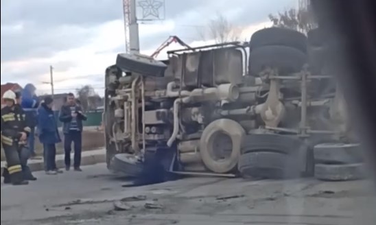 Бетон залил проезжую часть в Туле после аварии