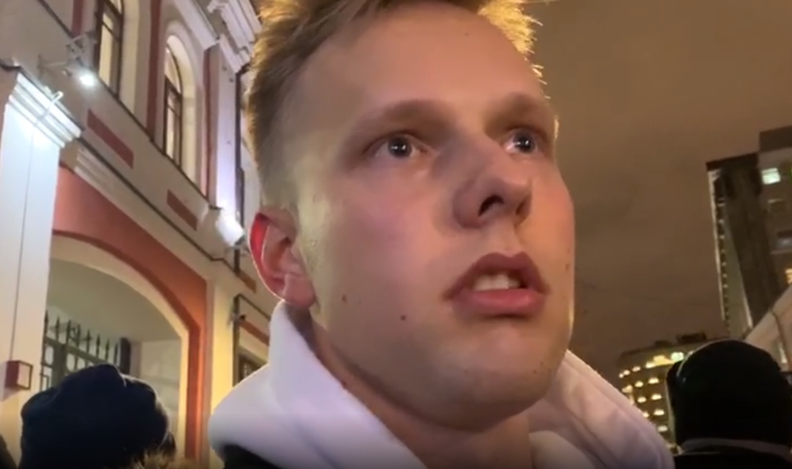 Очевидец рассказал о реакции людей на начавшуюся стрельбу у здания ФСБ