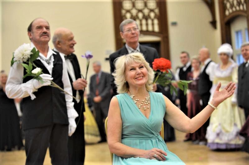 Женщинам зрелого возраста подойдут платья полуприлегающего силуэта с акцентом на талии