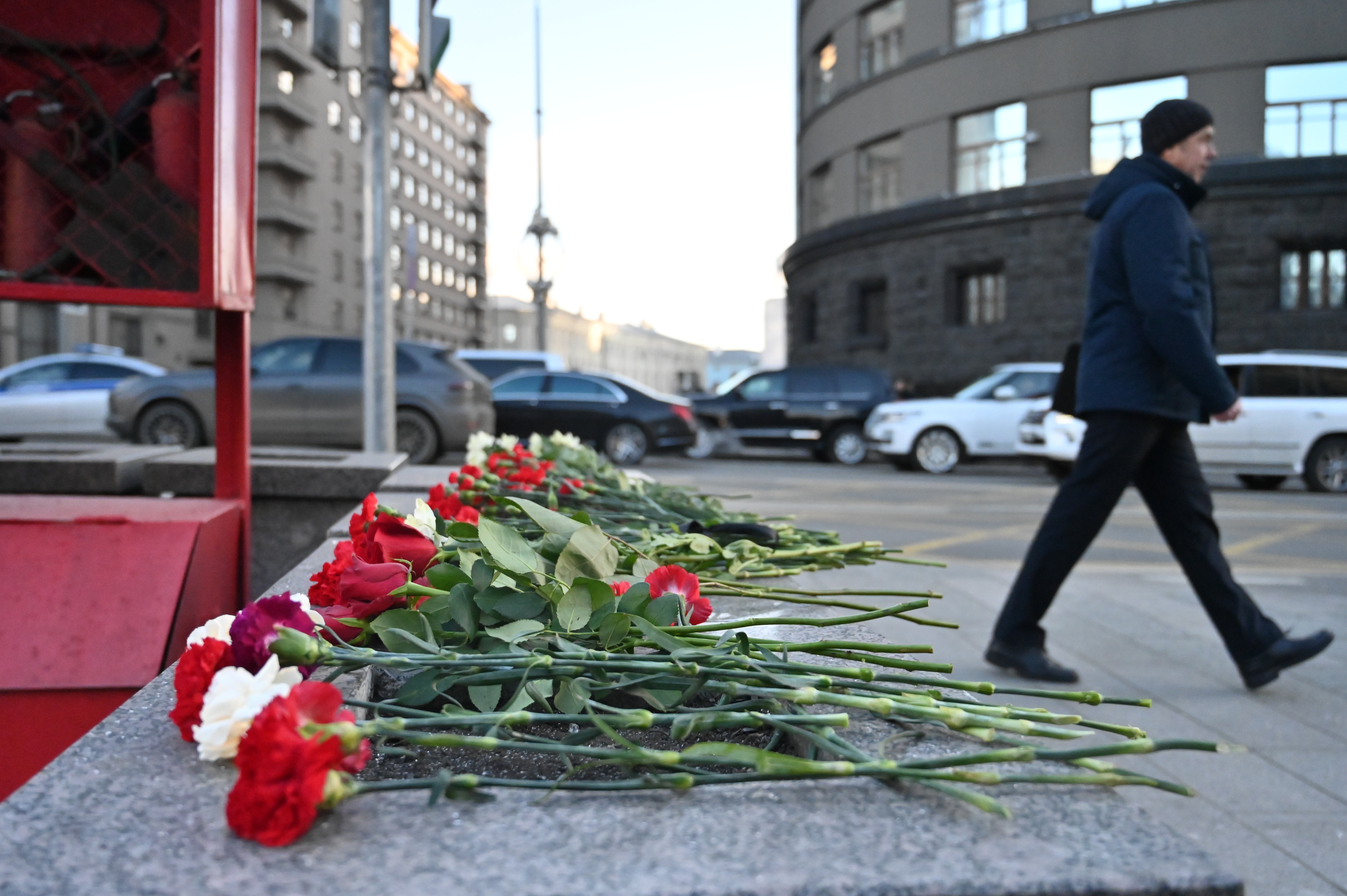 Москвичи несут цветы к месту стрельбы на Лубянке