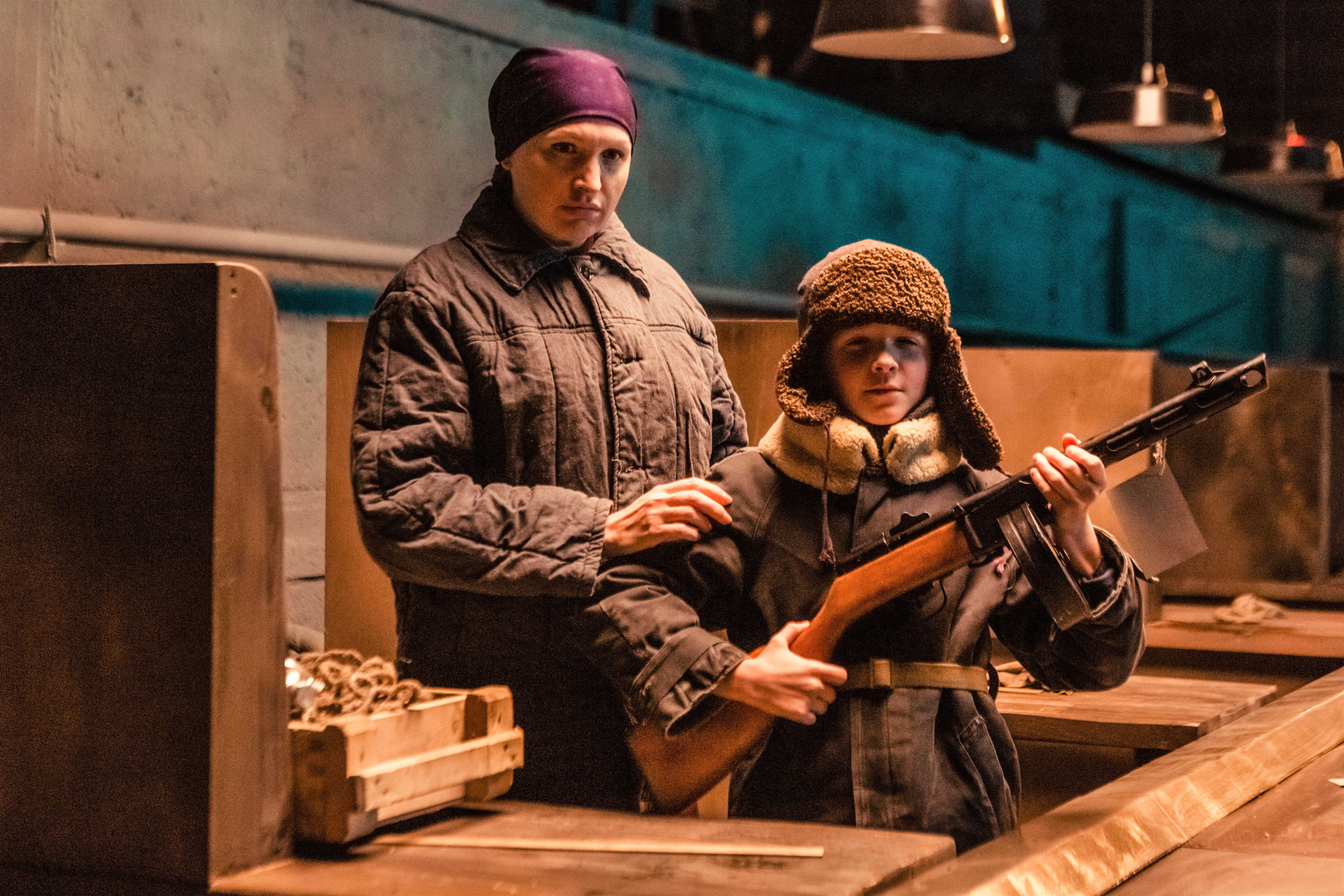  Екатерина и Гордий Пшенные готовятся к съемкам второго эпизода проекта «Подвиг народа», где им придется на конвейере собирать пистолеты-пулеметы Шпагина, показывая подвиг народа не только на фронтах, но и в тылу — у заводских станков